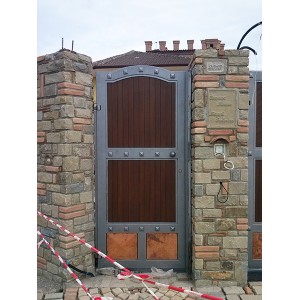 cancello pedonale alluminio effetto legno e ferro